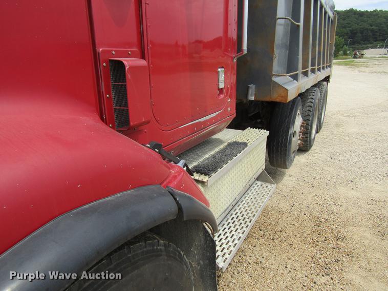 image for item DF3829 1997 International 9200 dump truck