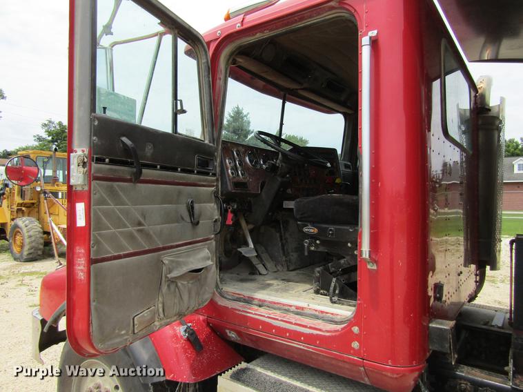 image for item DF3829 1997 International 9200 dump truck