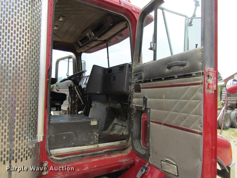 image for item DF3829 1997 International 9200 dump truck