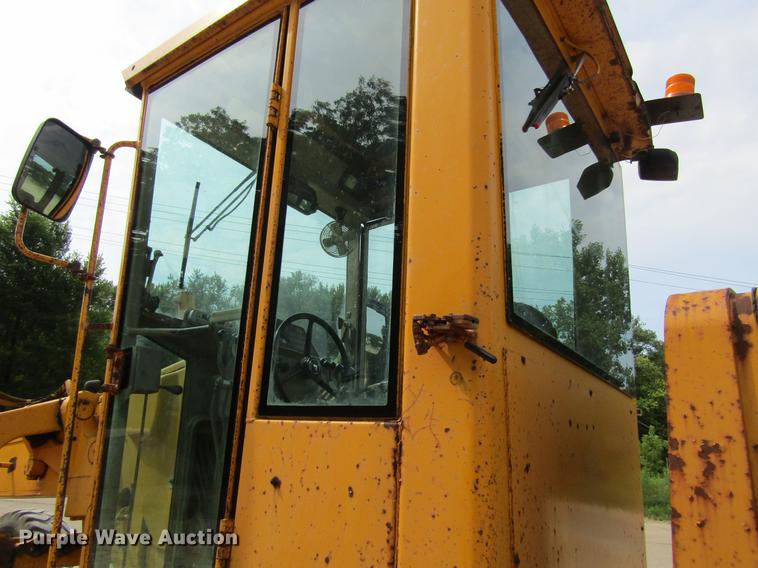 image for item DF3837 1986 John Deere 770BH motor grader