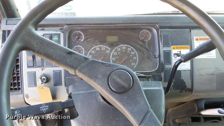 image for item DF4284 2003 Freightliner Business Class M2 dump truck