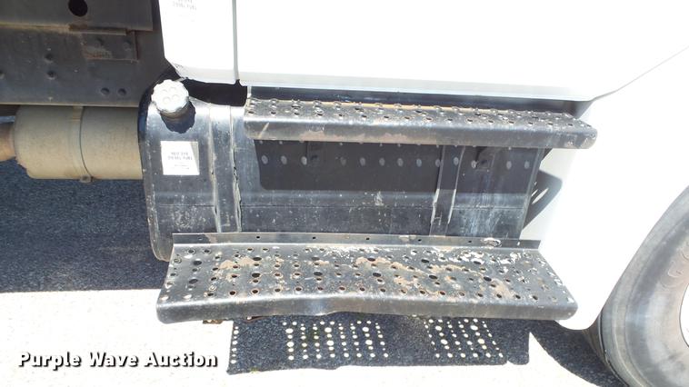 image for item DF4284 2003 Freightliner Business Class M2 dump truck