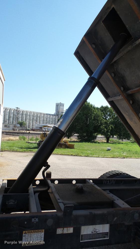 image for item DF4284 2003 Freightliner Business Class M2 dump truck