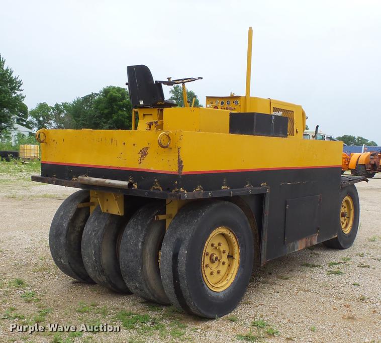 image for item DV9370 Clark RW-140 pneumatic roller