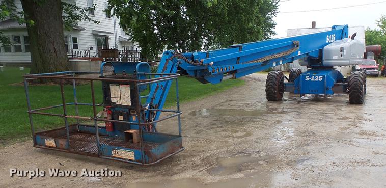 image for item DV9375 2002 Genie S-125 boom lift