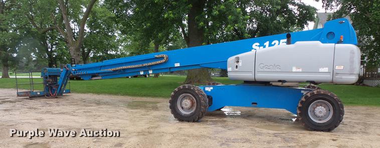 image for item DV9375 2002 Genie S-125 boom lift