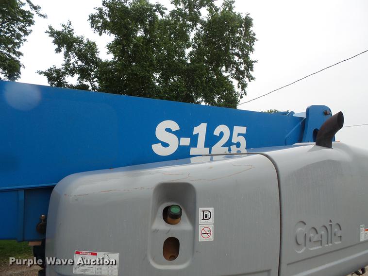 image for item DV9375 2002 Genie S-125 boom lift