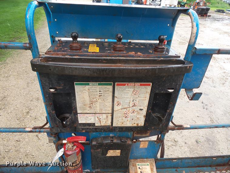 image for item DV9375 2002 Genie S-125 boom lift