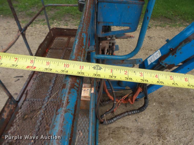 image for item DV9375 2002 Genie S-125 boom lift