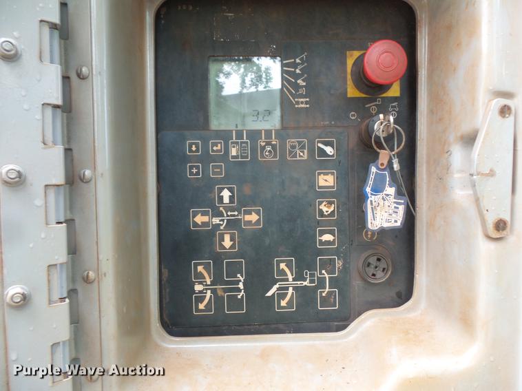 image for item DV9375 2002 Genie S-125 boom lift