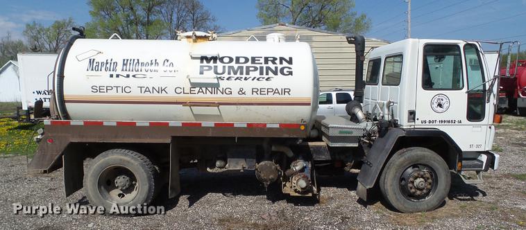 image for item DZ9248 1993 Ford CF8000 vacuum truck