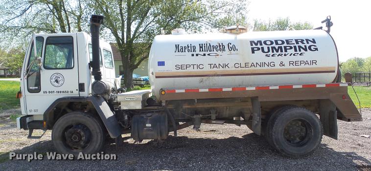 image for item DZ9248 1993 Ford CF8000 vacuum truck