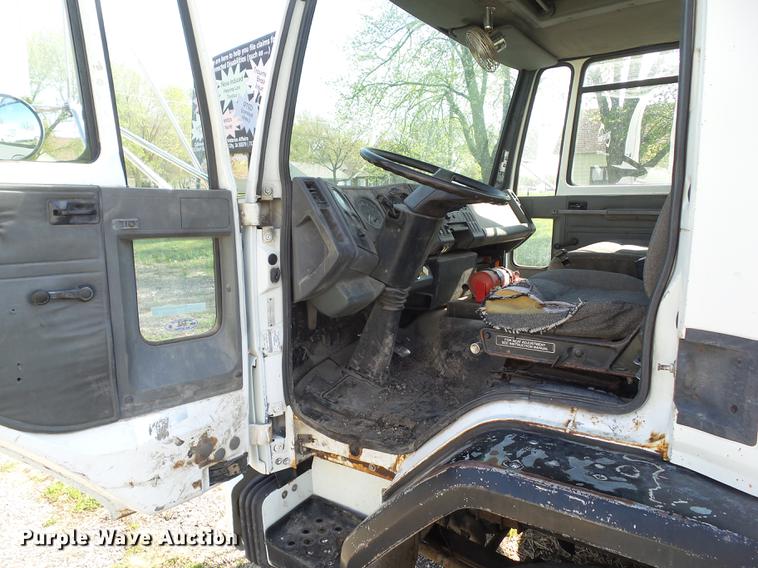 image for item DZ9248 1993 Ford CF8000 vacuum truck