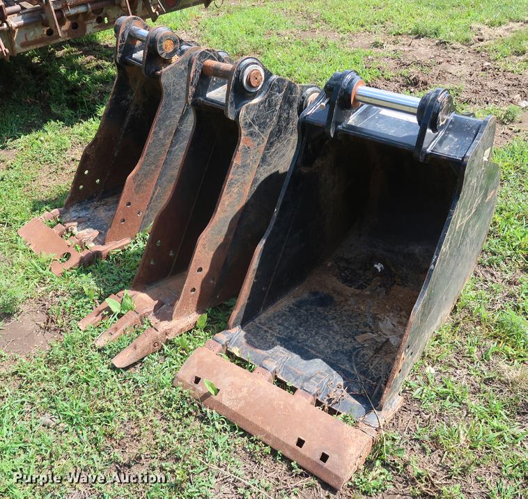 (3) Caterpillar backhoe buckets in Kansas City, MO Item EF9754 sold