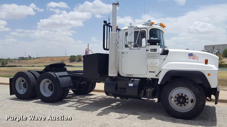 image for item EI9613 1991 Mack RD690S semi truck