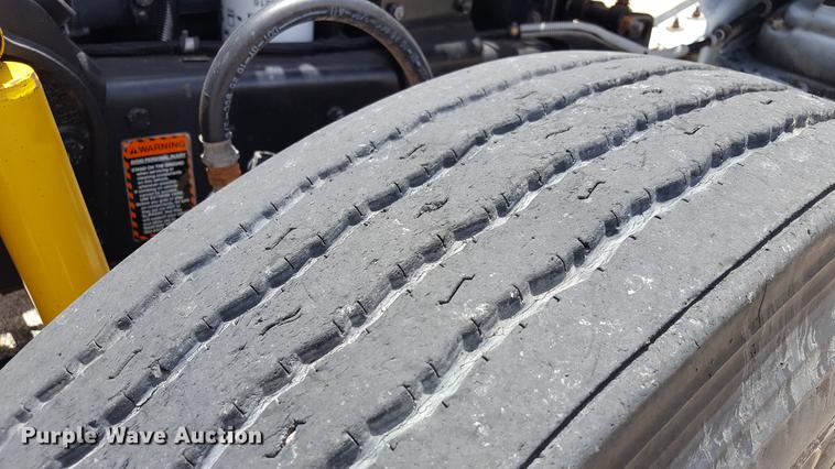 image for item EI9613 1991 Mack RD690S semi truck