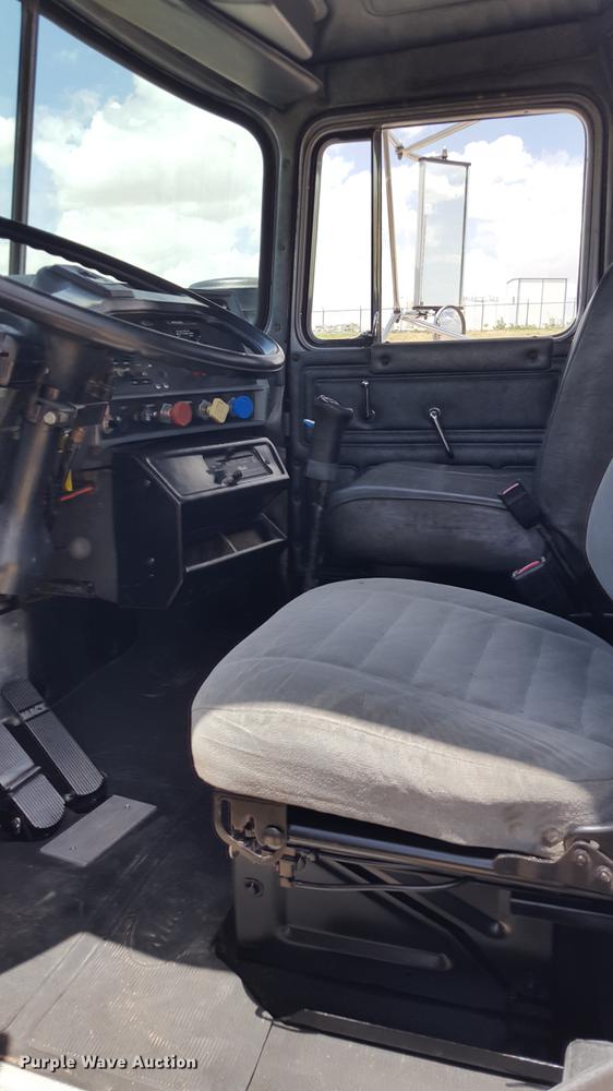 image for item EI9613 1991 Mack RD690S semi truck