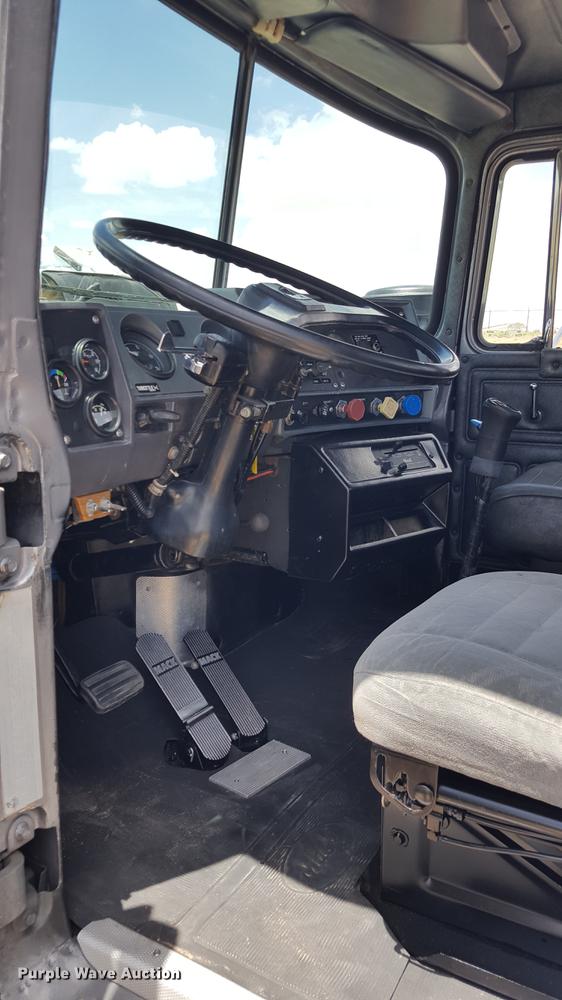 image for item EI9613 1991 Mack RD690S semi truck