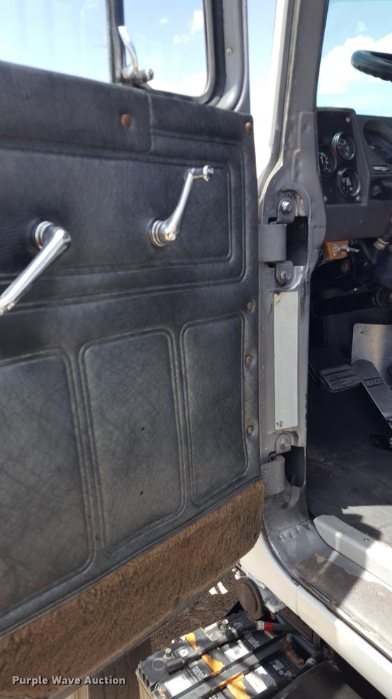 image for item EI9613 1991 Mack RD690S semi truck