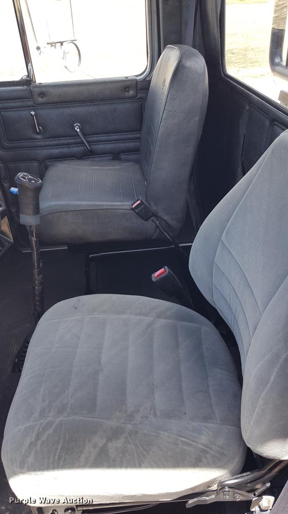 image for item EI9613 1991 Mack RD690S semi truck