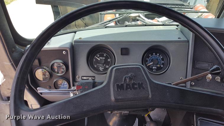 image for item EI9613 1991 Mack RD690S semi truck