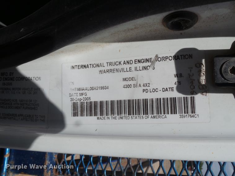 image for item EI9615 2006 International 4300 service truck