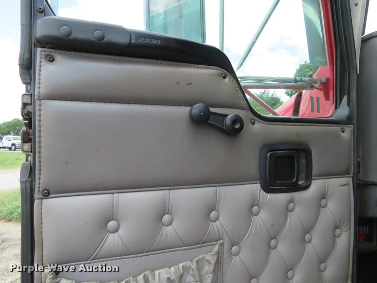 image for item EJ9643 2004 Kenworth T400 service truck with crane