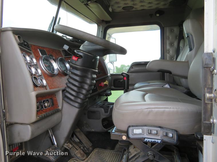 image for item EJ9643 2004 Kenworth T400 service truck with crane