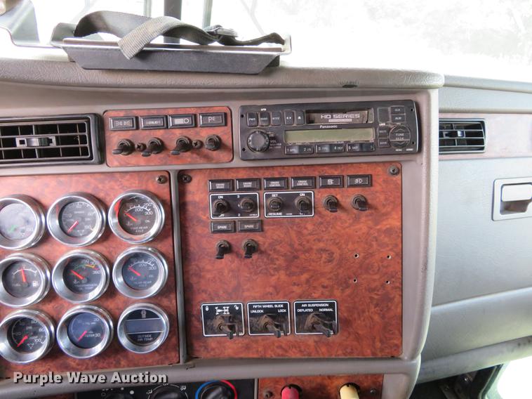 image for item EJ9643 2004 Kenworth T400 service truck with crane