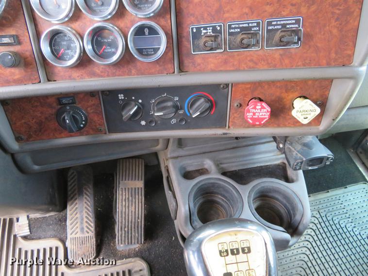 image for item EJ9643 2004 Kenworth T400 service truck with crane