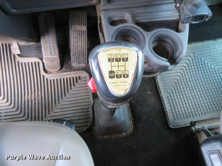 image for item EJ9643 2004 Kenworth T400 service truck with crane