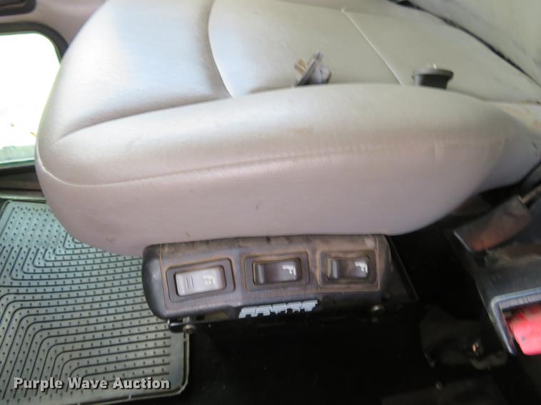 image for item EJ9643 2004 Kenworth T400 service truck with crane