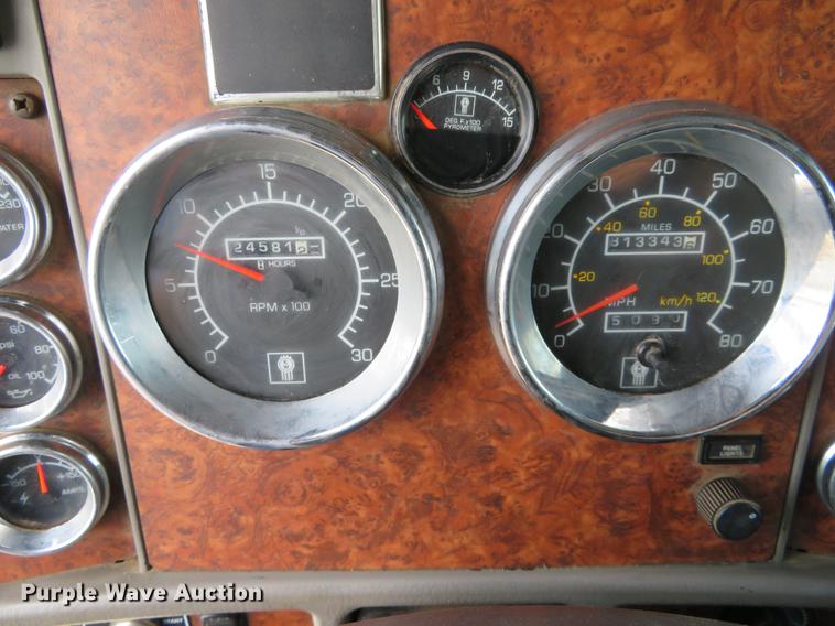 image for item EJ9643 2004 Kenworth T400 service truck with crane