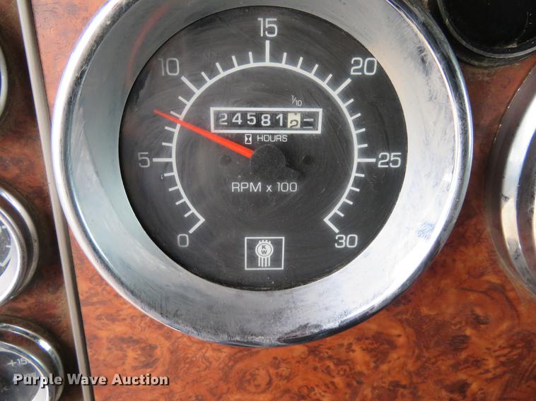 image for item EJ9643 2004 Kenworth T400 service truck with crane