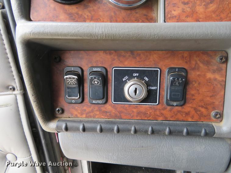 image for item EJ9643 2004 Kenworth T400 service truck with crane