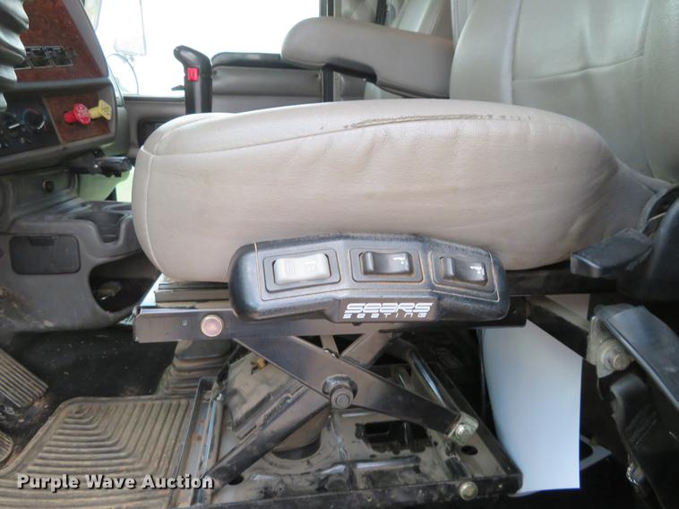 image for item EJ9643 2004 Kenworth T400 service truck with crane