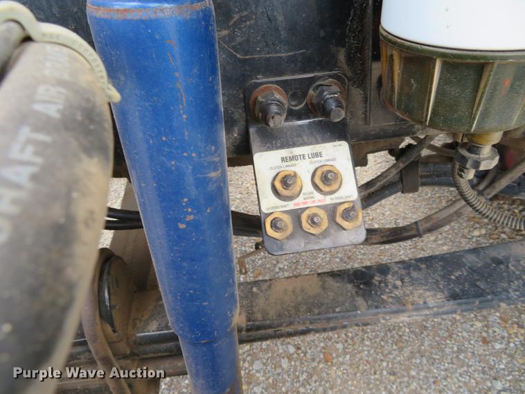 image for item EJ9643 2004 Kenworth T400 service truck with crane