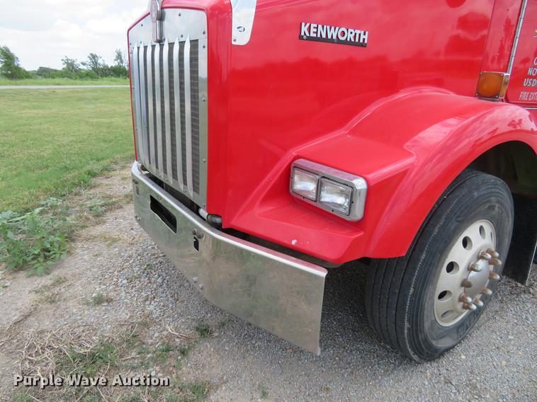 image for item EJ9643 2004 Kenworth T400 service truck with crane