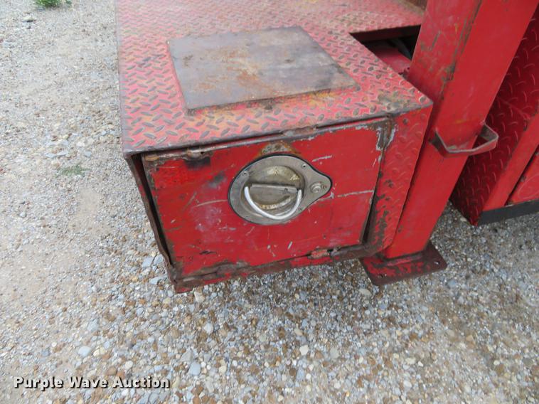 image for item EJ9643 2004 Kenworth T400 service truck with crane