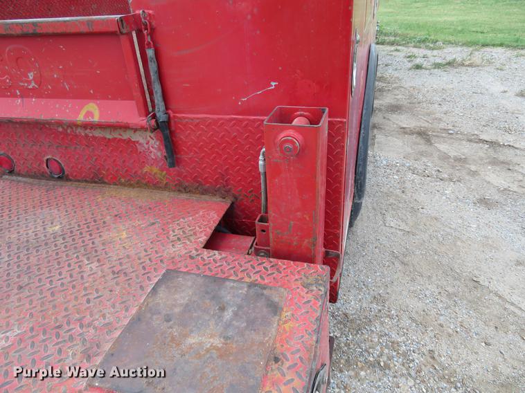 image for item EJ9643 2004 Kenworth T400 service truck with crane