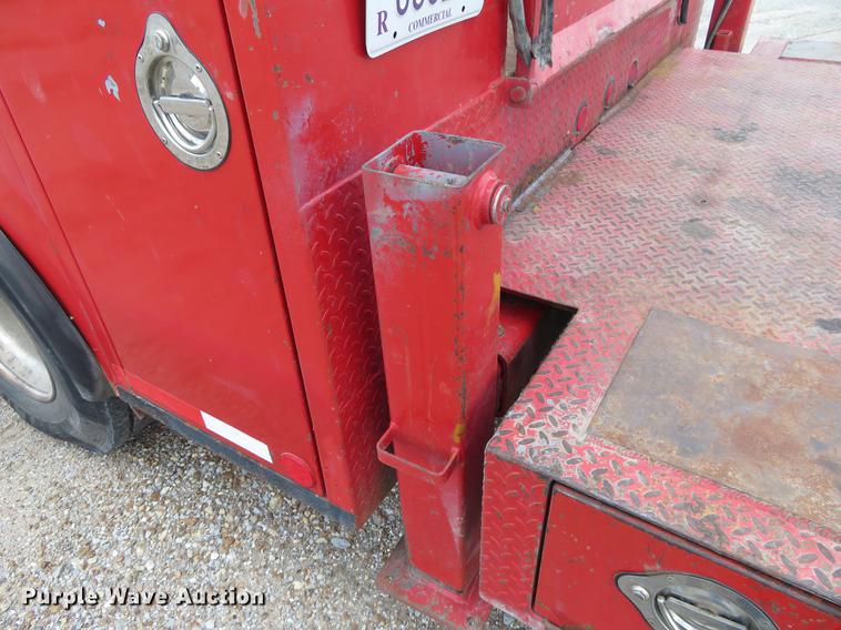 image for item EJ9643 2004 Kenworth T400 service truck with crane