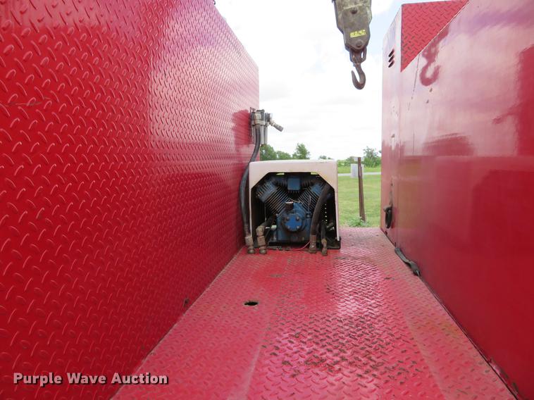 image for item EJ9643 2004 Kenworth T400 service truck with crane