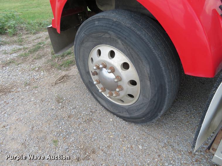 image for item EJ9643 2004 Kenworth T400 service truck with crane