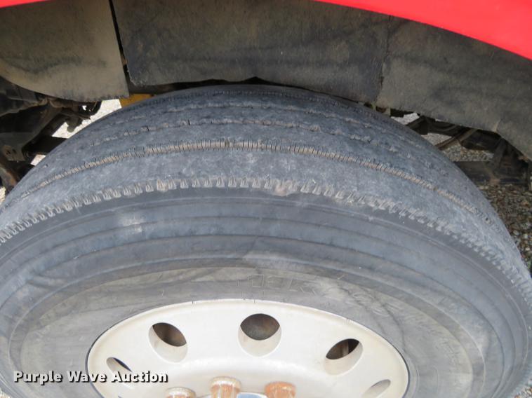 image for item EJ9643 2004 Kenworth T400 service truck with crane