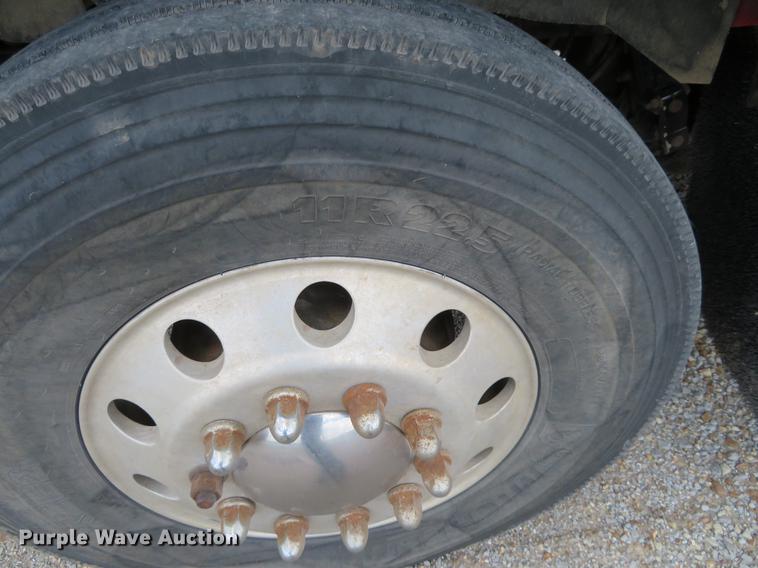 image for item EJ9643 2004 Kenworth T400 service truck with crane