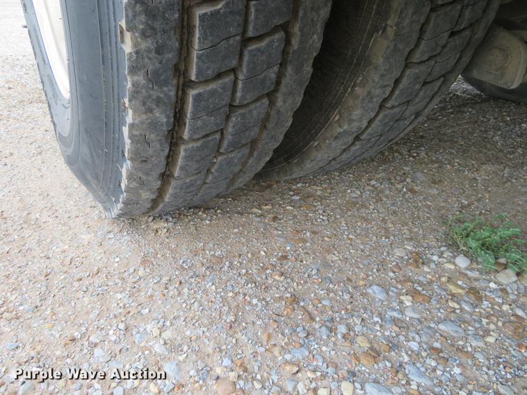 image for item EJ9643 2004 Kenworth T400 service truck with crane