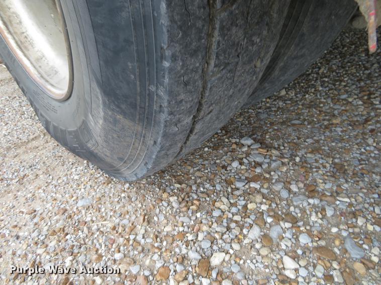 image for item EJ9643 2004 Kenworth T400 service truck with crane