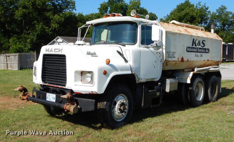 image for item EK9545 1992 Mack DM690X tank truck