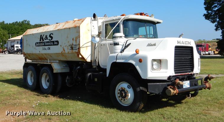 image for item EK9545 1992 Mack DM690X tank truck