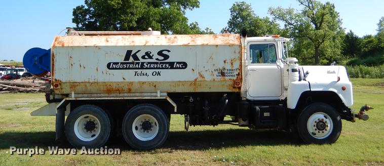 image for item EK9545 1992 Mack DM690X tank truck